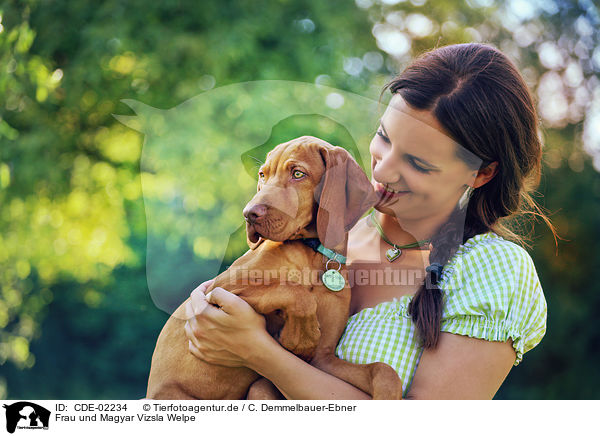 Frau und Magyar Vizsla Welpe / woman and Magyar Vizsla Puppy / CDE-02234
