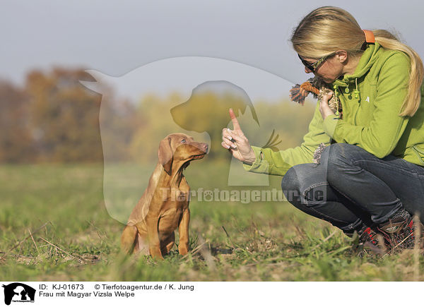 Frau mit Magyar Vizsla Welpe / woman with Magyar Vizsla puppy / KJ-01673
