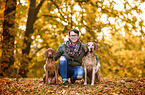 Frau und Magyar Vizsla