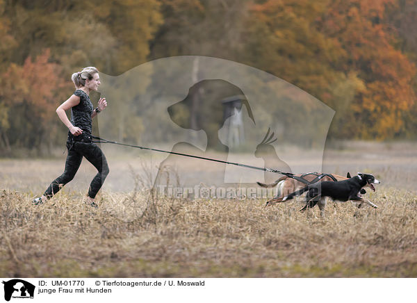junge Frau mit Hunden / young woman with dogs / UM-01770