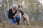 Frau mit Malinois