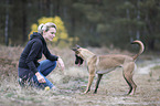 junge Frau mit Malinois