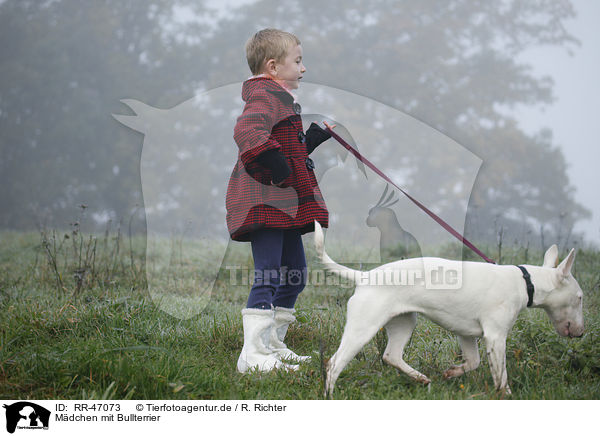Mdchen mit Bullterrier / girl with English Bull Terrier / RR-47073