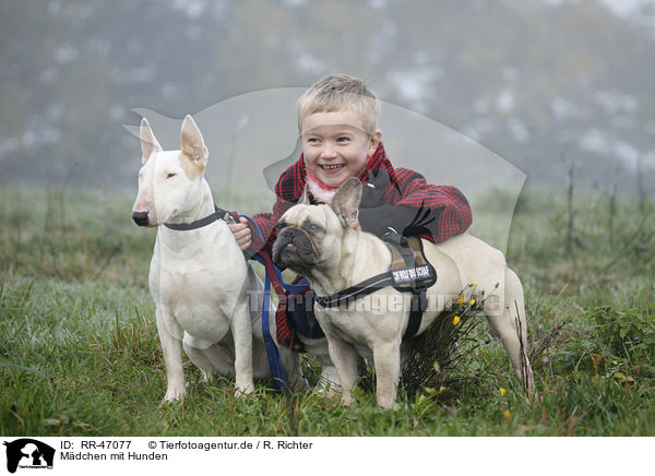 Mdchen mit Hunden / girl with dogs / RR-47077