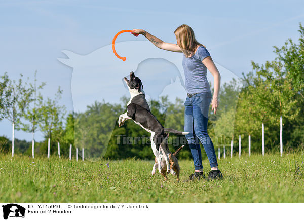 Frau mit 2 Hunden / woman with 2 Dogs / YJ-15940