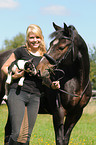 Frau mit Hund und Pferd