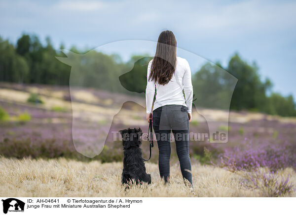 junge Frau mit Miniature Australian Shepherd / young woman with Miniature Australian Shepherd / AH-04641