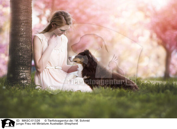 junge Frau mit Miniature Australian Shepherd / MASC-01326