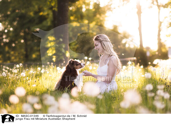 junge Frau mit Miniature Australian Shepherd / young woman with Miniature Australian Shepherd / MASC-01346