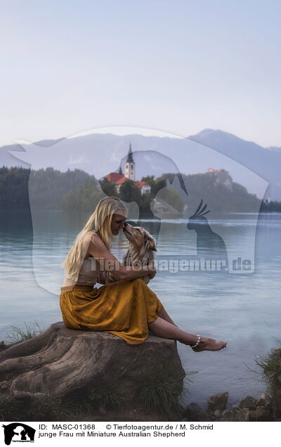 junge Frau mit Miniature Australian Shepherd / MASC-01368