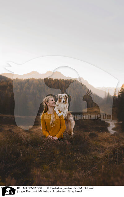 junge Frau mit Miniature Australian Shepherd / young woman with Miniature Australian Shepherd / MASC-01388
