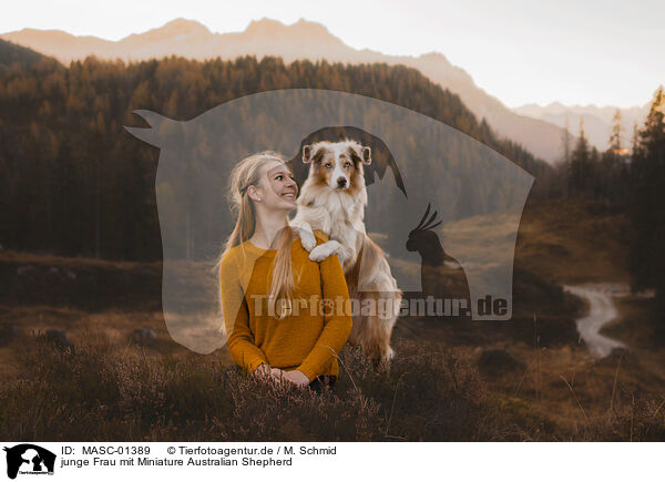 junge Frau mit Miniature Australian Shepherd / young woman with Miniature Australian Shepherd / MASC-01389