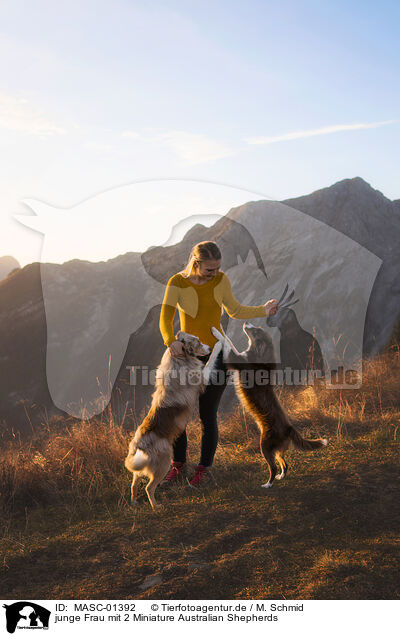 junge Frau mit 2 Miniature Australian Shepherds / young woman with 2 Miniature Australian Shepherds / MASC-01392