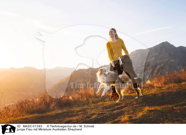 junge Frau mit Miniature Australian Shepherd / MASC-01393