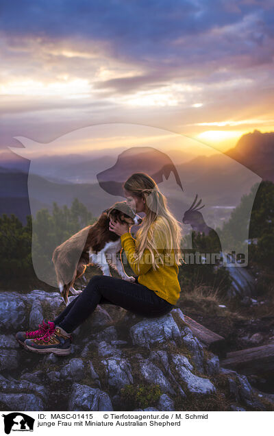 junge Frau mit Miniature Australian Shepherd / MASC-01415