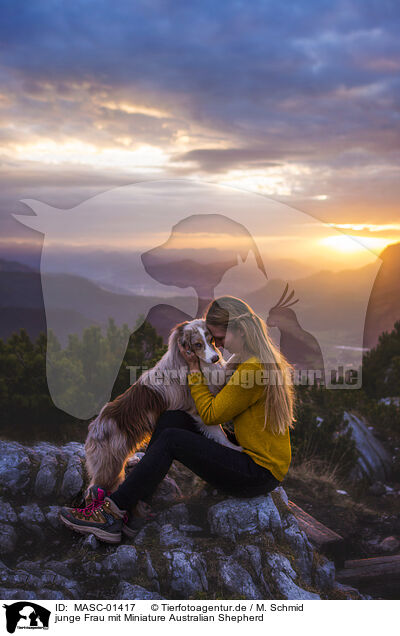 junge Frau mit Miniature Australian Shepherd / MASC-01417