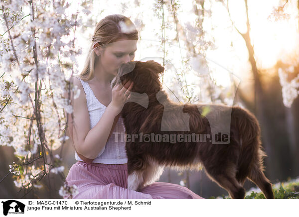 junge Frau mit Miniature Australian Shepherd / young woman with Miniature Australian Shepherd / MASC-01470