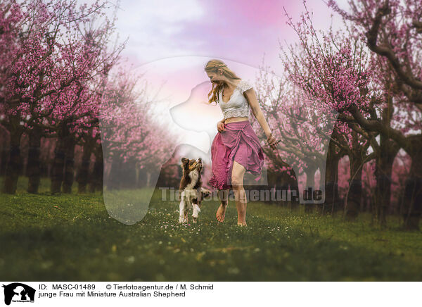 junge Frau mit Miniature Australian Shepherd / young woman with Miniature Australian Shepherd / MASC-01489