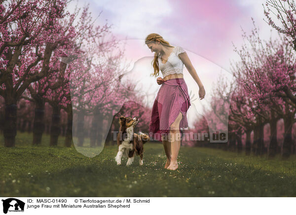 junge Frau mit Miniature Australian Shepherd / young woman with Miniature Australian Shepherd / MASC-01490