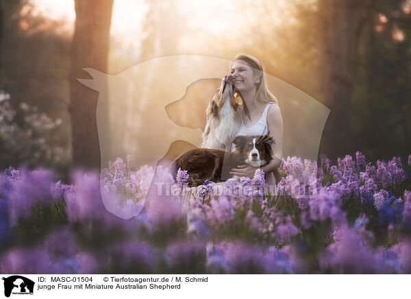 junge Frau mit Miniature Australian Shepherd / young woman with Miniature Australian Shepherd / MASC-01504