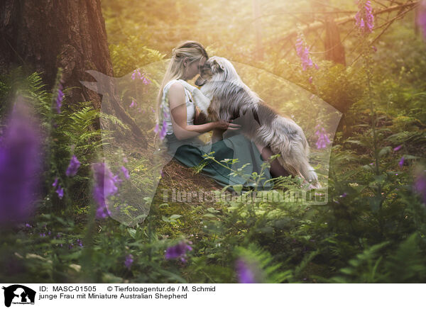 junge Frau mit Miniature Australian Shepherd / MASC-01505