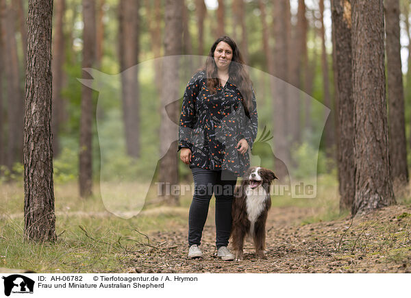 Frau und Miniature Australian Shepherd / AH-06782