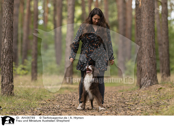 Frau und Miniature Australian Shepherd / woman and Miniature Australian Shepherd / AH-06789