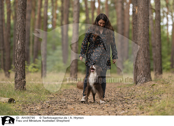 Frau und Miniature Australian Shepherd / woman and Miniature Australian Shepherd / AH-06790