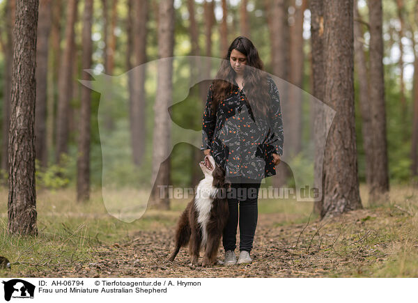 Frau und Miniature Australian Shepherd / woman and Miniature Australian Shepherd / AH-06794