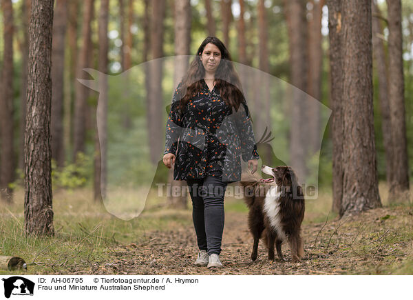 Frau und Miniature Australian Shepherd / woman and Miniature Australian Shepherd / AH-06795