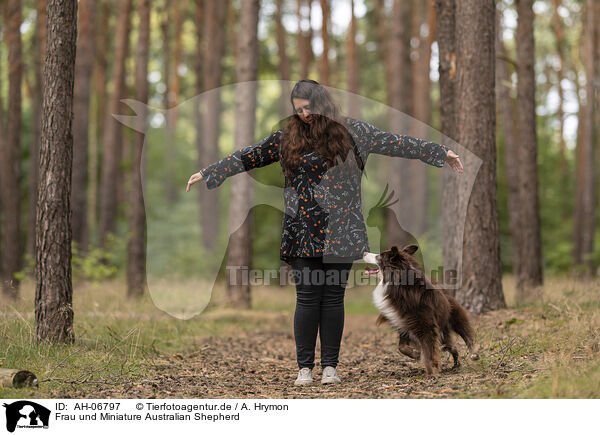 Frau und Miniature Australian Shepherd / woman and Miniature Australian Shepherd / AH-06797