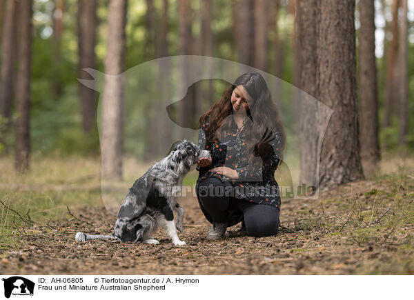 Frau und Miniature Australian Shepherd / woman and Miniature Australian Shepherd / AH-06805