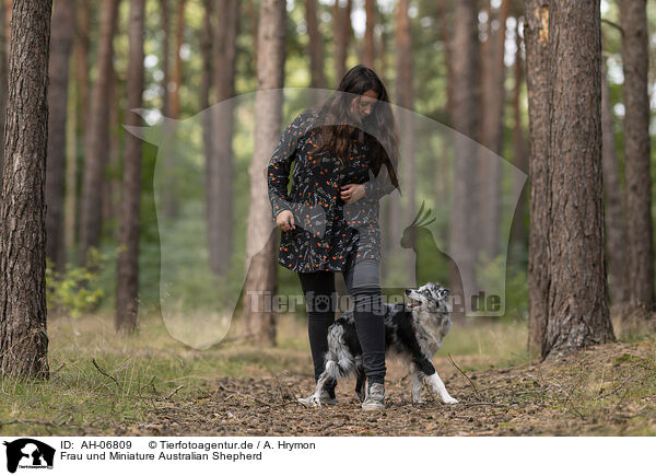 Frau und Miniature Australian Shepherd / woman and Miniature Australian Shepherd / AH-06809