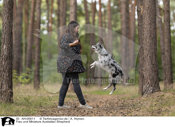 Frau und Miniature Australian Shepherd / woman and Miniature Australian Shepherd / AH-06811