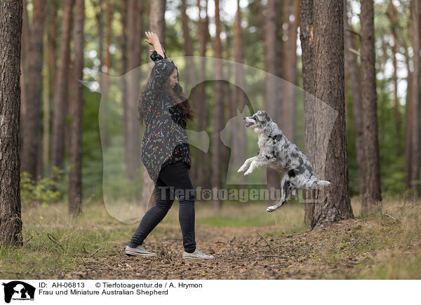 Frau und Miniature Australian Shepherd / woman and Miniature Australian Shepherd / AH-06813