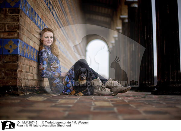 Frau mit Miniature Australian Shepherd / woman with Miniature Australian Shepherd / MW-28749
