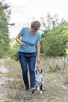 Training mit jungem Miniature Australian Shepherd