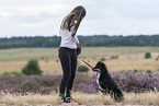 junge Frau mit Miniature Australian Shepherd