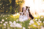 junge Frau mit 2 Miniature Australian Shepherds