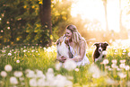 junge Frau mit 2 Miniature Australian Shepherds