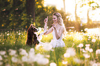 junge Frau mit Miniature Australian Shepherd