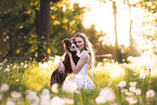 junge Frau mit Miniature Australian Shepherd