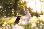 junge Frau mit Miniature Australian Shepherd