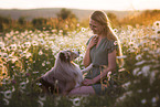 junge Frau mit Miniature Australian Shepherd