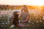 junge Frau mit 2 Miniature Australian Shepherds