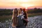 junge Frau mit Miniature Australian Shepherd