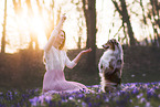 junge Frau mit Miniature Australian Shepherd