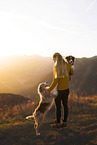 junge Frau mit 2 Miniature Australian Shepherds