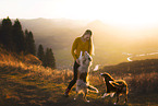 junge Frau mit 2 Miniature Australian Shepherds