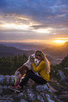 junge Frau mit Miniature Australian Shepherd